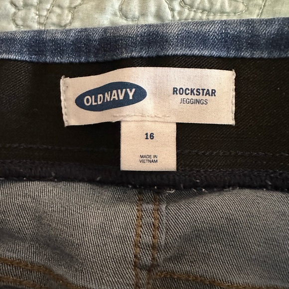 Old Navy Rockstar High-Waisted Distressed Jeans - Picture 5 of 5